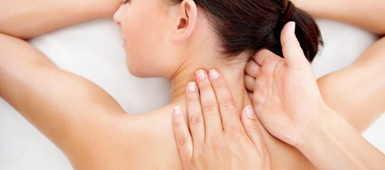 Durchführung einer therapeutischen Massage zur Vorbeugung von zervikaler Osteochondrose
