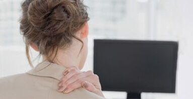 Nackenschmerzen einer Frau mit zervikaler Osteochondrose