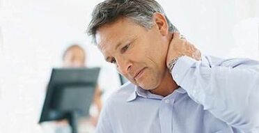 Symptome einer zervikalen Osteochondrose sind Nackenschmerzen