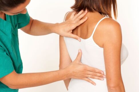 Arzt untersucht den Rücken mit Osteochondrose der Wirbelsäule