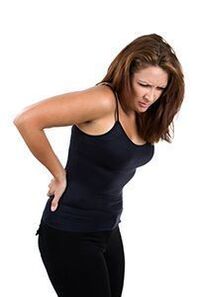 Schmerzen im unteren Rücken bei einer Frau mit Osteochondrose