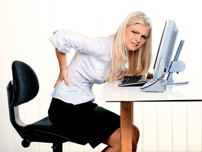 Mädchen hat Rückenschmerzen